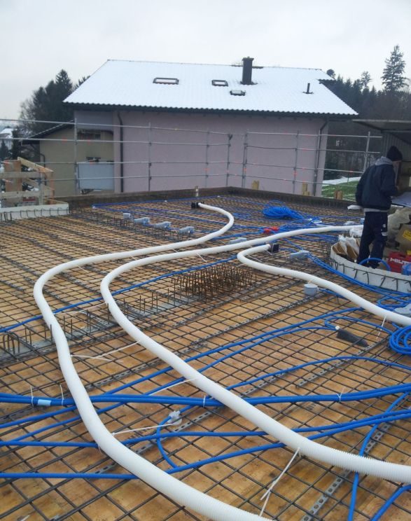 Verlegte Leitungen auf der Terrasse, im Hintergrund ein Haus