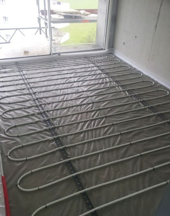 Fussbodenheizung in einem Raum mit Fensterfront