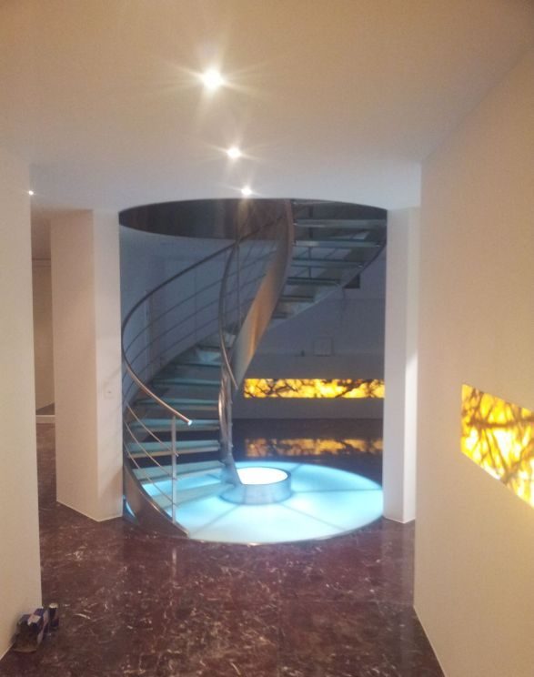 Wendeltreppe mit beleuchtetem Ring im Boden