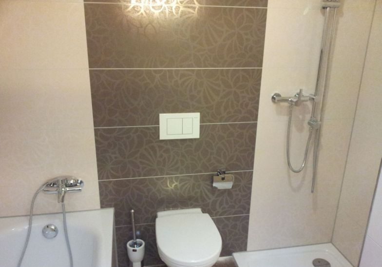 Bad mit Wanne, Dusche und Wand-WC